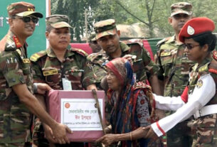 ঘাটাইলে ঈদ উপলক্ষে সেনাবাহিনীর পক্ষ থেকে খাদ্য সামগ্রী বিতরণ