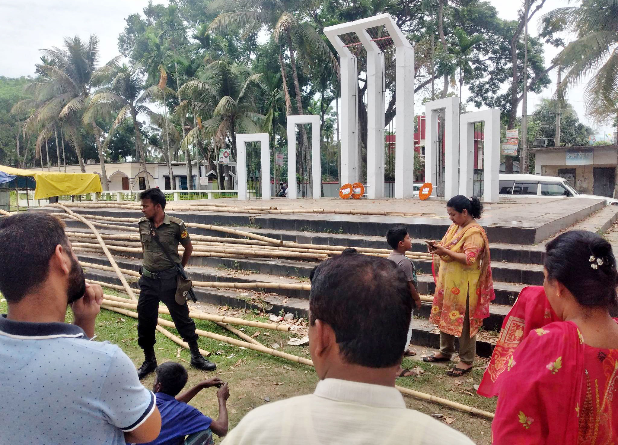 সখীপুরে শহীদ মিনারে বাঁশ রাখায় মহিলা আ.লীগ নেত্রীকে জরিমানা