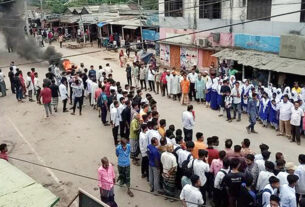 গোপালপুরে সড়কে টায়ার জ্বালিয়ে বিক্ষোভ ও মানববন্ধন