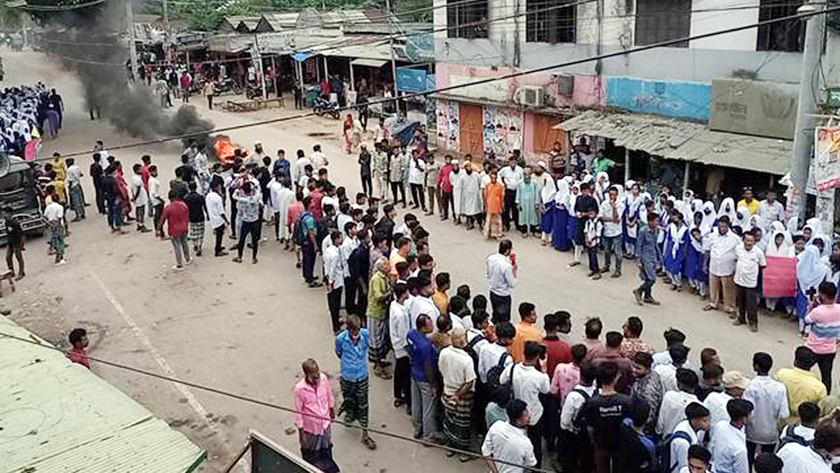 গোপালপুরে সড়কে টায়ার জ্বালিয়ে বিক্ষোভ ও মানববন্ধন