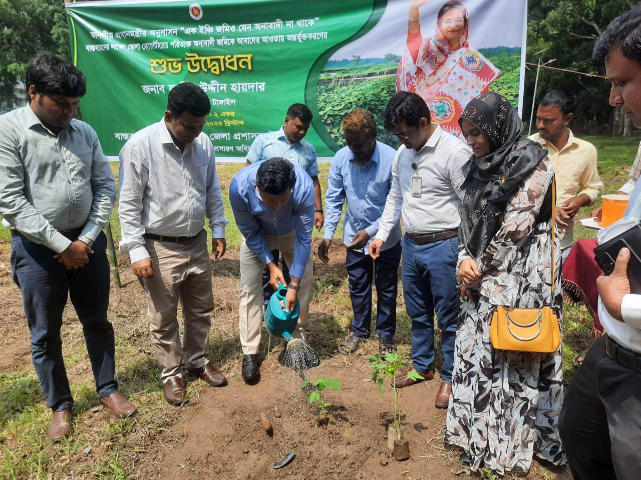 জেলা সদরের পরিত্যাক্ত জমি চাষাবাদের আওতায় আনলেন জেলা প্রশাসক