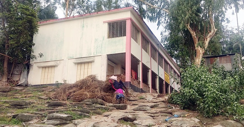 জেলার প্রত্যন্ত চরাঞ্চলে পরিকল্পনাহীন বিদ্যালয় নির্মাণে ক্ষতিগ্রস্থ শিক্ষার্থীরা