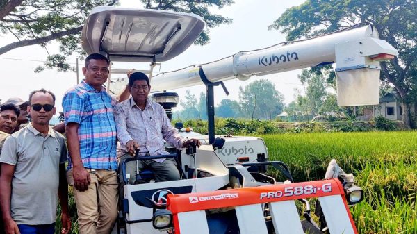 ধনবাড়ীতে ‘সমলয়’ পদ্ধতির বোরো ধান কর্তন উদ্বোধন