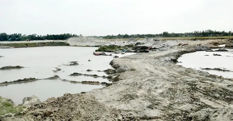 বাসাইলের কাশিল ইউনিয়নে ফসলি জমিতে বালু উত্তোলনের মহোৎসব!