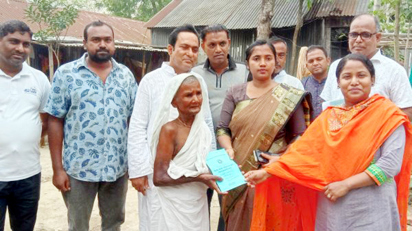 বাসাইলের মরনী রাজবংশী অবশেষে বয়স্ক ভাতার কার্ড পেলেন