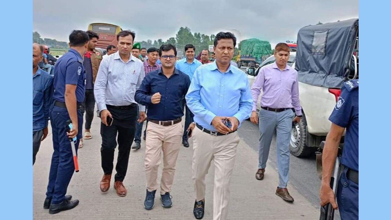 ঈদে ঘরে ফেরা নিশ্চিত করতে জেলা প্রশাসকের মহাসড়ক পরিদর্শন