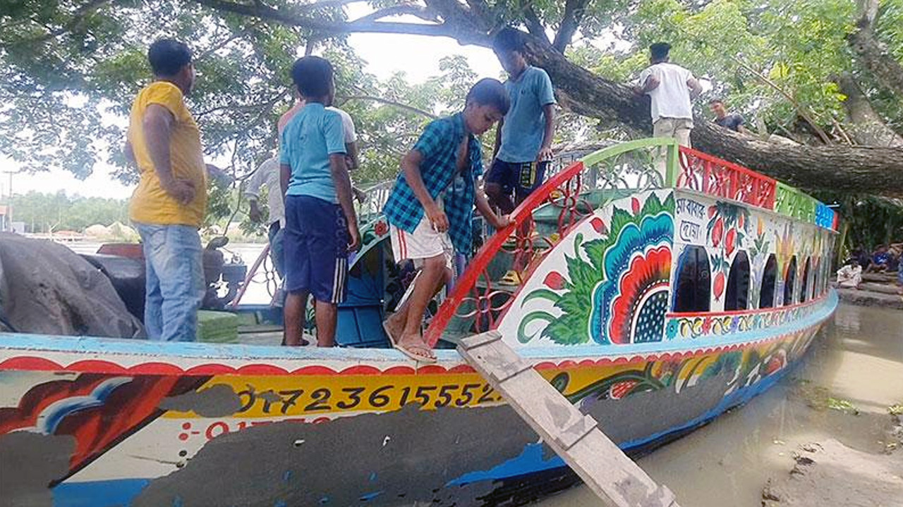 বাসাইলে পিকনিকের নৌকা থেকে পড়ে নিখোঁজ ১