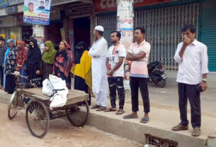 টাঙ্গাইলে মেয়ের লা'শ নিয়ে বাবা-মা ও স্বজনদের মানববন্ধন