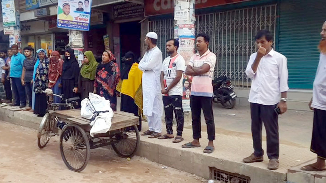 টাঙ্গাইলে মেয়ের লা'শ নিয়ে বাবা-মা ও স্বজনদের মানববন্ধন