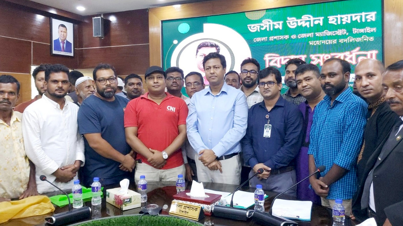 টাঙ্গাইলে-বীর-মুক্তিযোদ্ধা-ও-সন্তান-কমান্ডের-পক্ষ-থেকে-জেলা-প্রশাসককে-বিদায়-সংবর্ধনা