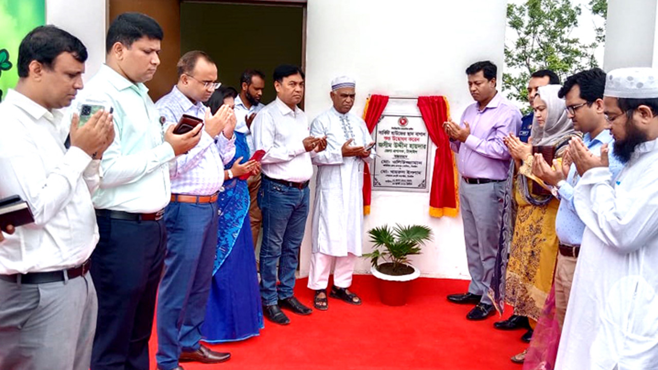 টাঙ্গাইলে সার্কিট হাউজের ভবনে ছাদ বাগানের কার্যক্রম শুরু