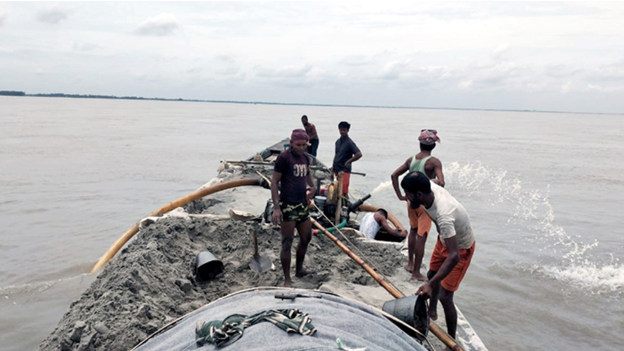 7বঙ্গবন্ধু সেতু এলাকায় অবৈধভাবে বালু উত্তোলন