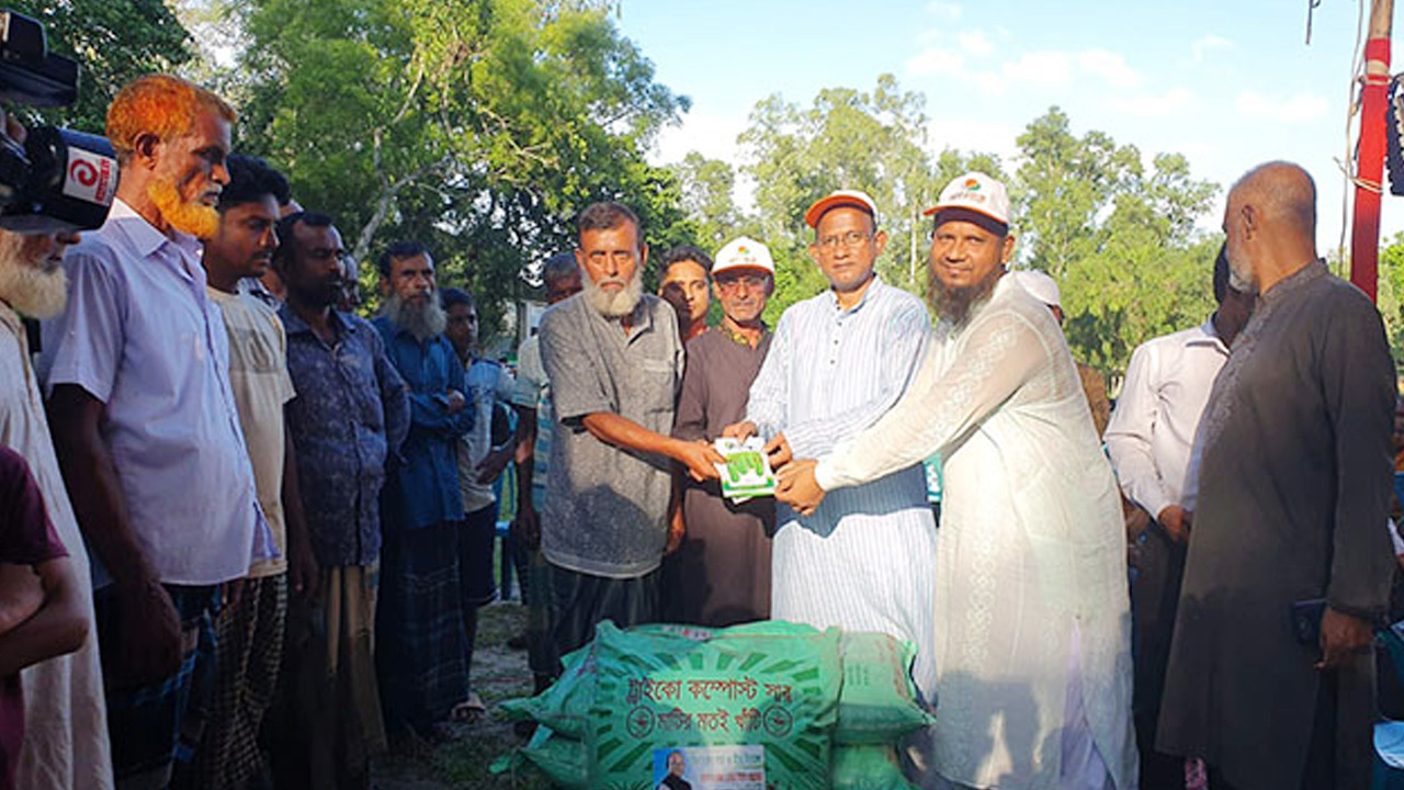 ঘাটাইলে-কৃষকদের-মাঝে-বিনামূল্যে-জৈব-সার-বিতরণ