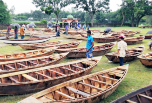 টাঙ্গাইলে নৌকা তৈরির কারিগররা ব্যস্ত সময় পার করছেন