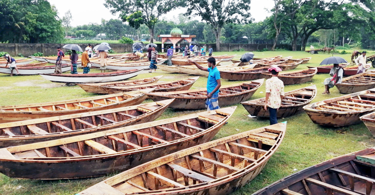 টাঙ্গাইলে নৌকা তৈরির কারিগররা ব্যস্ত সময় পার করছেন