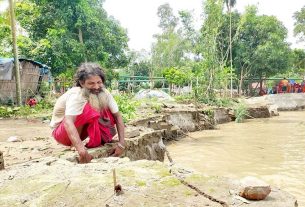 অব্যাহত যমুনার ভাঙনে মেয়ের কবর বিলীন হওয়ায় প্রতিবন্ধী বাবার কান্না