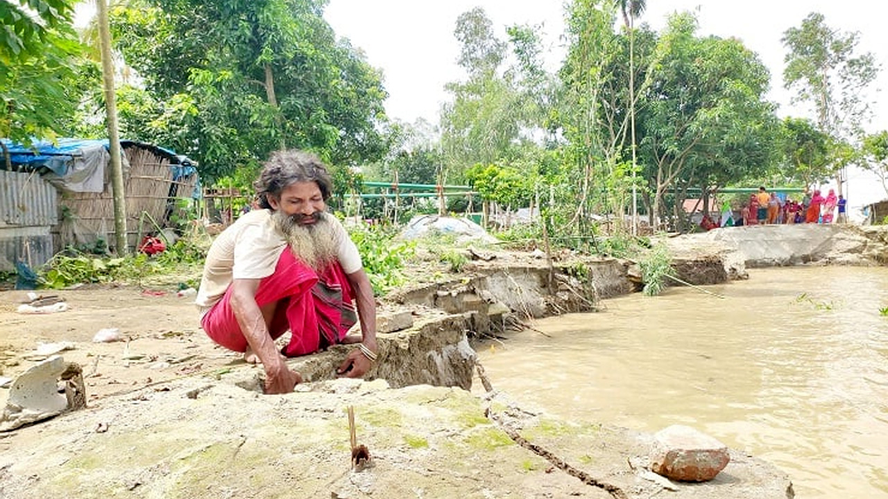 অব্যাহত যমুনার ভাঙনে মেয়ের কবর বিলীন হওয়ায় প্রতিবন্ধী বাবার কান্না