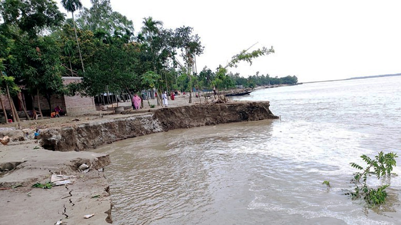 ভূঞাপুর উপজেলার পার্শ্ববর্তী অঞ্চলে যমুনায় ভাঙন অব্যাহত