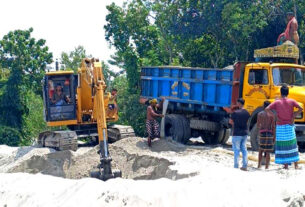 এলেঙ্গা পৌরসভার পৌলীতে কোটি টাকার প্রকল্প বালুবাহী ট্রাকে ভেস্তে যাচ্ছে