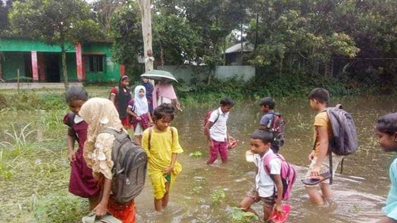 গোপালপুরে সড়ক না থাকায় পানি মাড়িয়ে স্কুলে যাচ্ছে শিশুরা