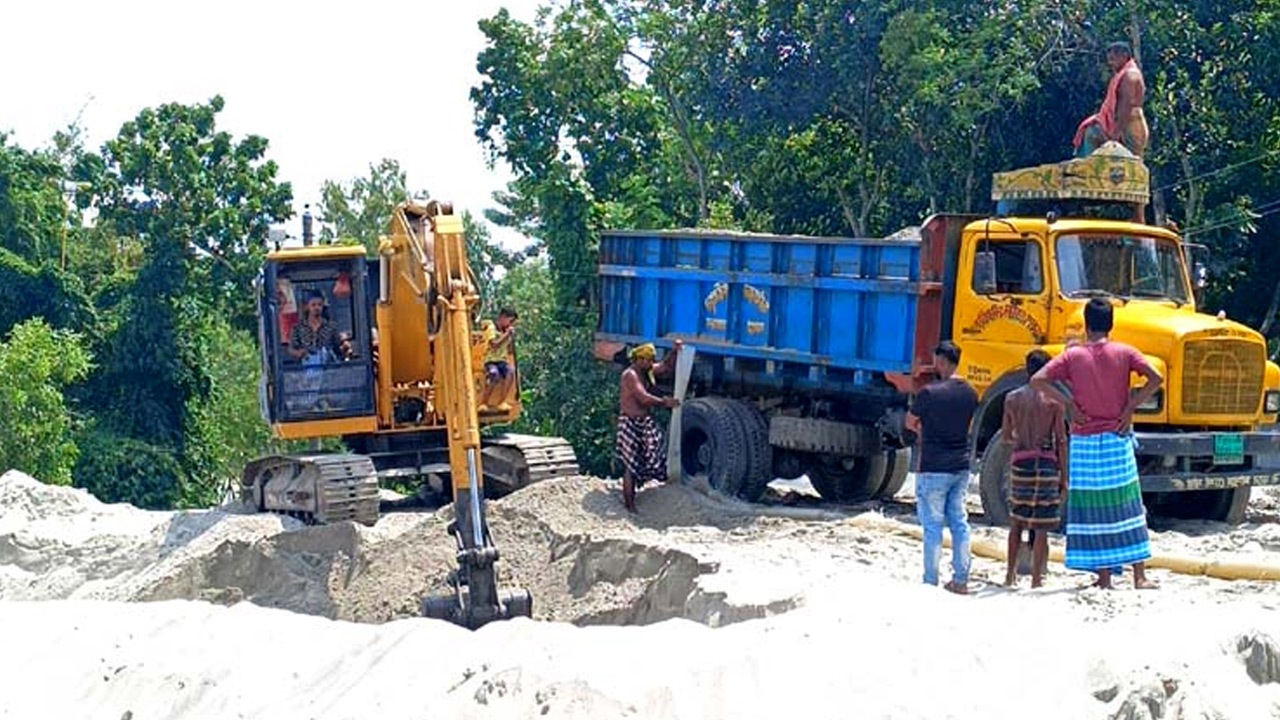 এলেঙ্গা পৌরসভার পৌলীতে কোটি টাকার প্রকল্প বালুবাহী ট্রাকে ভেস্তে যাচ্ছে