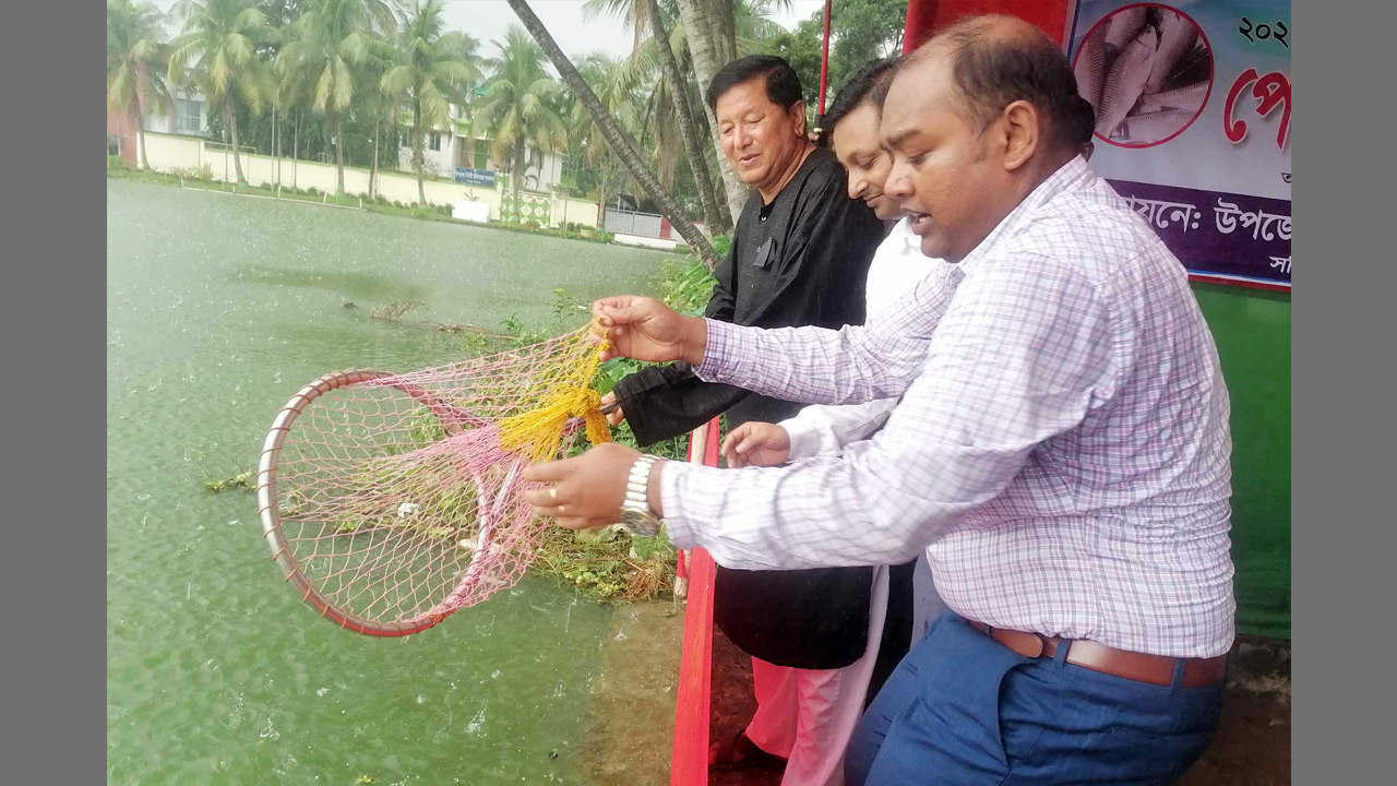 সখীপুরে পোনামাছ অবমুক্তকরণ