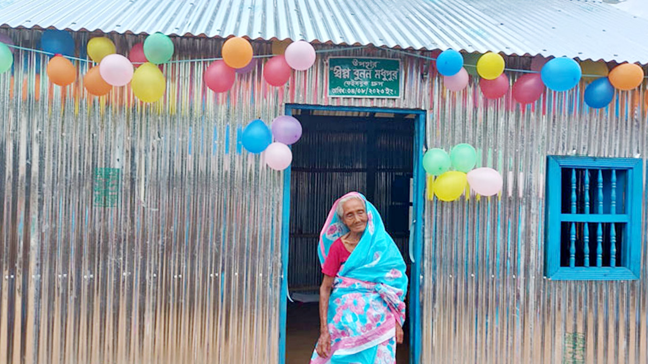 মধুপুরে কোচ মতি রাণী বর্মন স্বপ্ন বুননের ঘরে পেলেন থাকার ঠিকানা