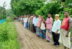 দেলদুয়ারে ফসল নষ্ট করার প্রতিবাদে মানববন্ধন