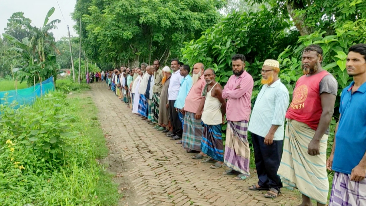 দেলদুয়ারে ফসল নষ্ট করার প্রতিবাদে মানববন্ধন