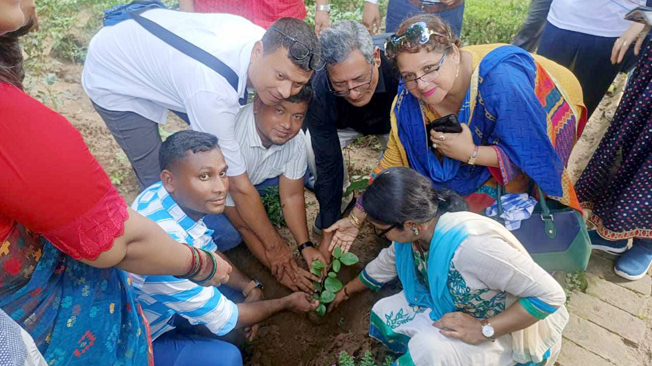 সবুজ পৃথিবীর উদ্যোগে ভারতের আগরতলায় বৃক্ষরোপণ কর্মসূচি পালিত