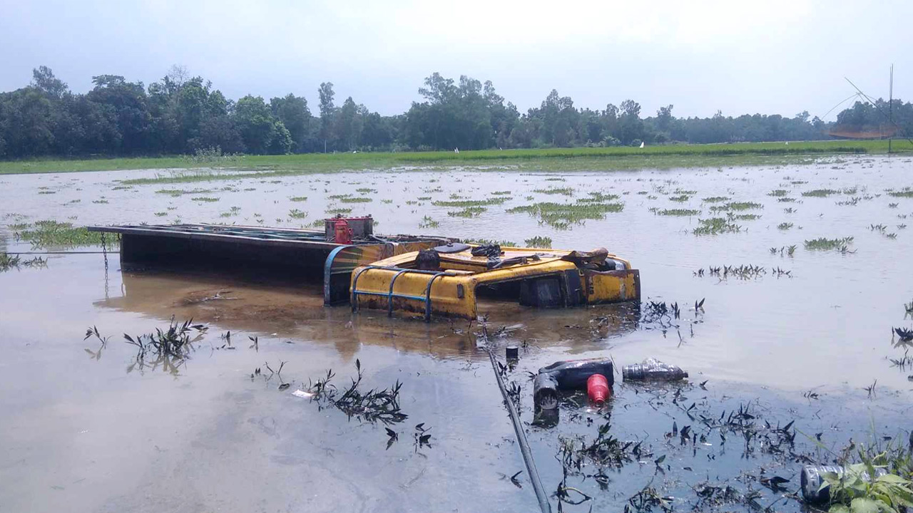 সখীপুরে-দেড়শ-বস্তা-পোল্ট্রি-খাদ্য-নিয়ে-ট্রাক-উল্টে-খালে