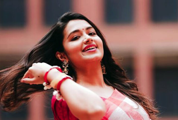 তাসনিয়া ফারিণের মিষ্টি হাসিতে মুগ্ধ ভক্তরা সোশ্যাল মিডিয়ায় প্রশংসায় ভাসছেন অভিনেত্রী