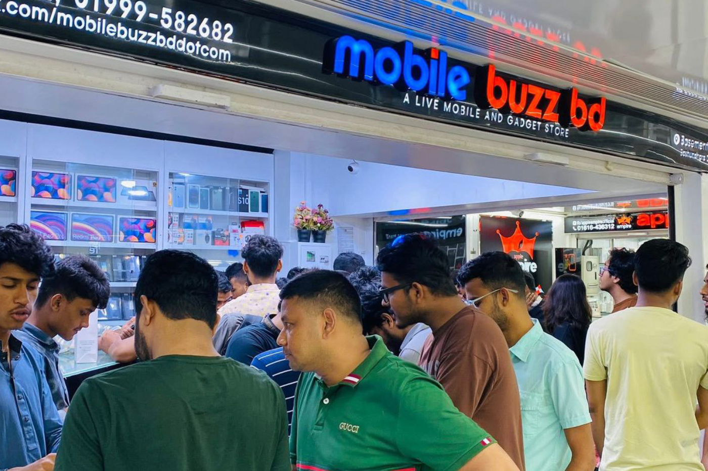 মোবাইল বাজ বিডিতে নিয়মিত ভীড়, শুক্রবার ও মঙ্গলবারে প্রযুক্তিপণ্যে বাড়তি আগ্রহ!